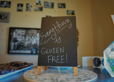 A sign at a bakery that reads "everything is gluten free"